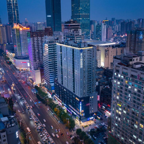 酒店位于IFS国金中心， 距离五一广场地铁站150米，湘江中路地铁站490米 1-3晚含早套餐可选 免费停车+延迟14:00+全屋畅饮 首晚赠送咖啡2杯、晚安致意粥品
