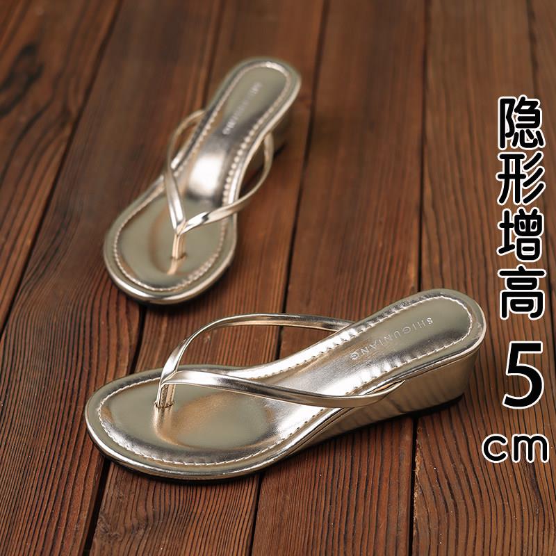 香港真皮坡跟夹脚人字拖鞋女夏季外穿2026新款厚底配裙子沙滩凉鞋