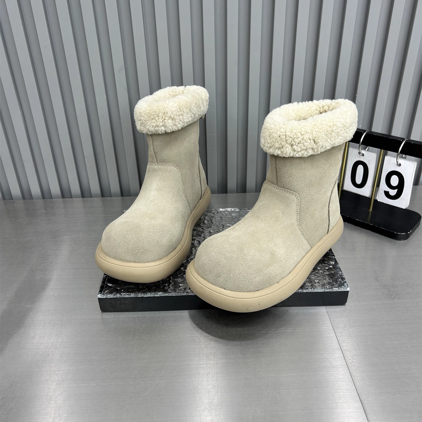 磨砂皮时尚雪地靴女2025新款短靴