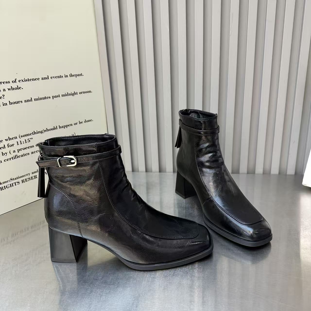 欧货复古高级感粗跟短靴女2026新款英伦风复古简约短筒增高马丁靴