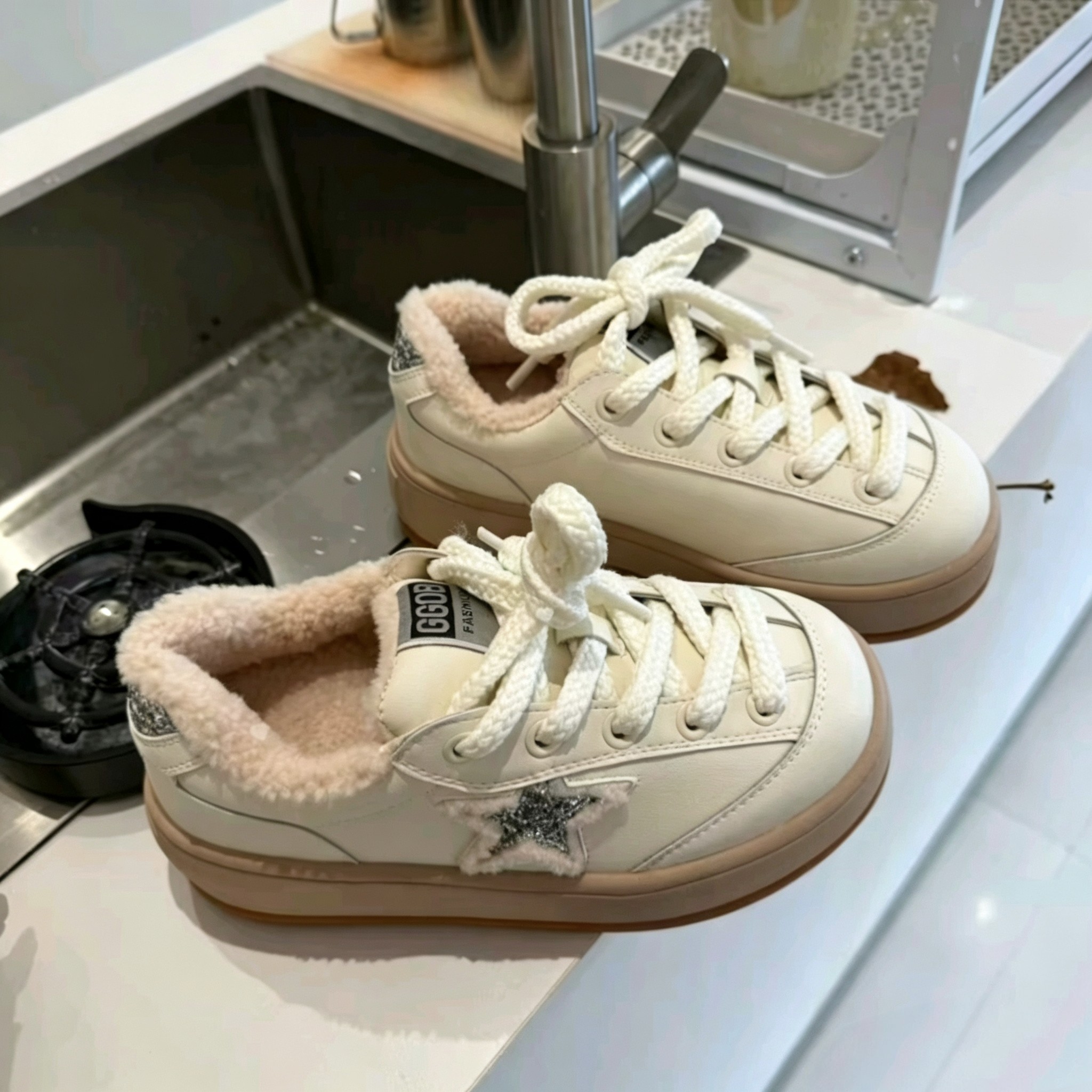 欧货时尚厚底休闲板鞋女2026年冬季复古做旧星星拼色百搭运动棉鞋