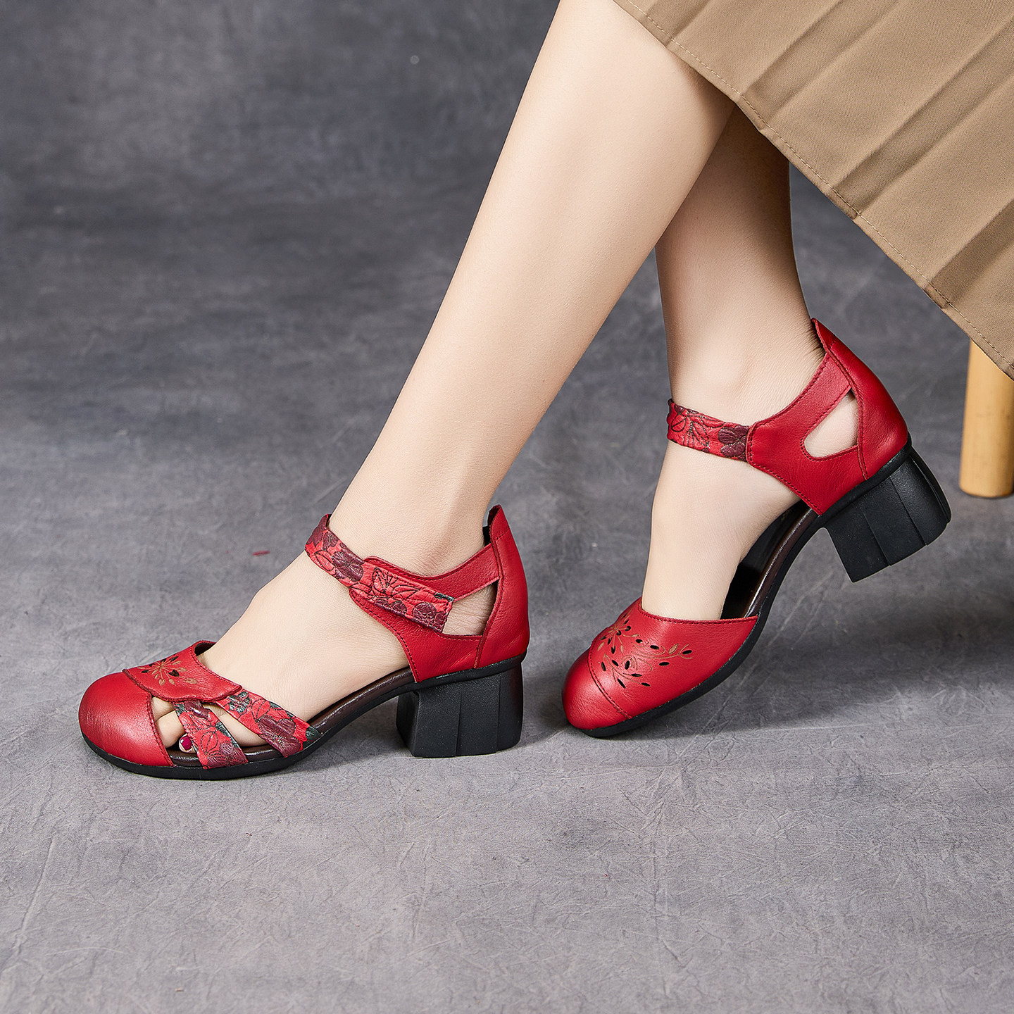 夏头层牛皮复古民族风印花镂空粗跟鱼嘴凉鞋女中空软底轻便妈妈鞋