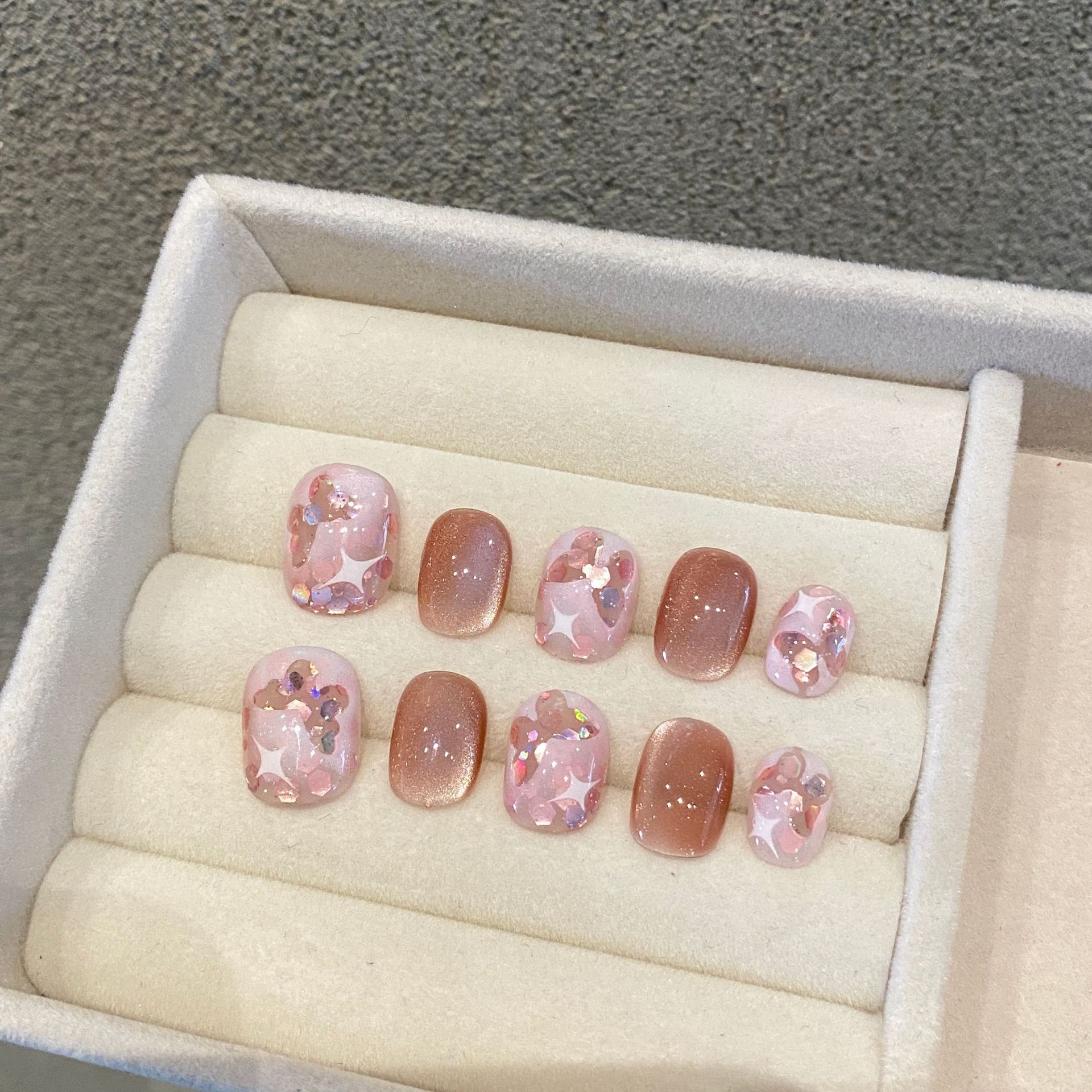 晕染琥珀光疗镂空裸色极光穿戴甲