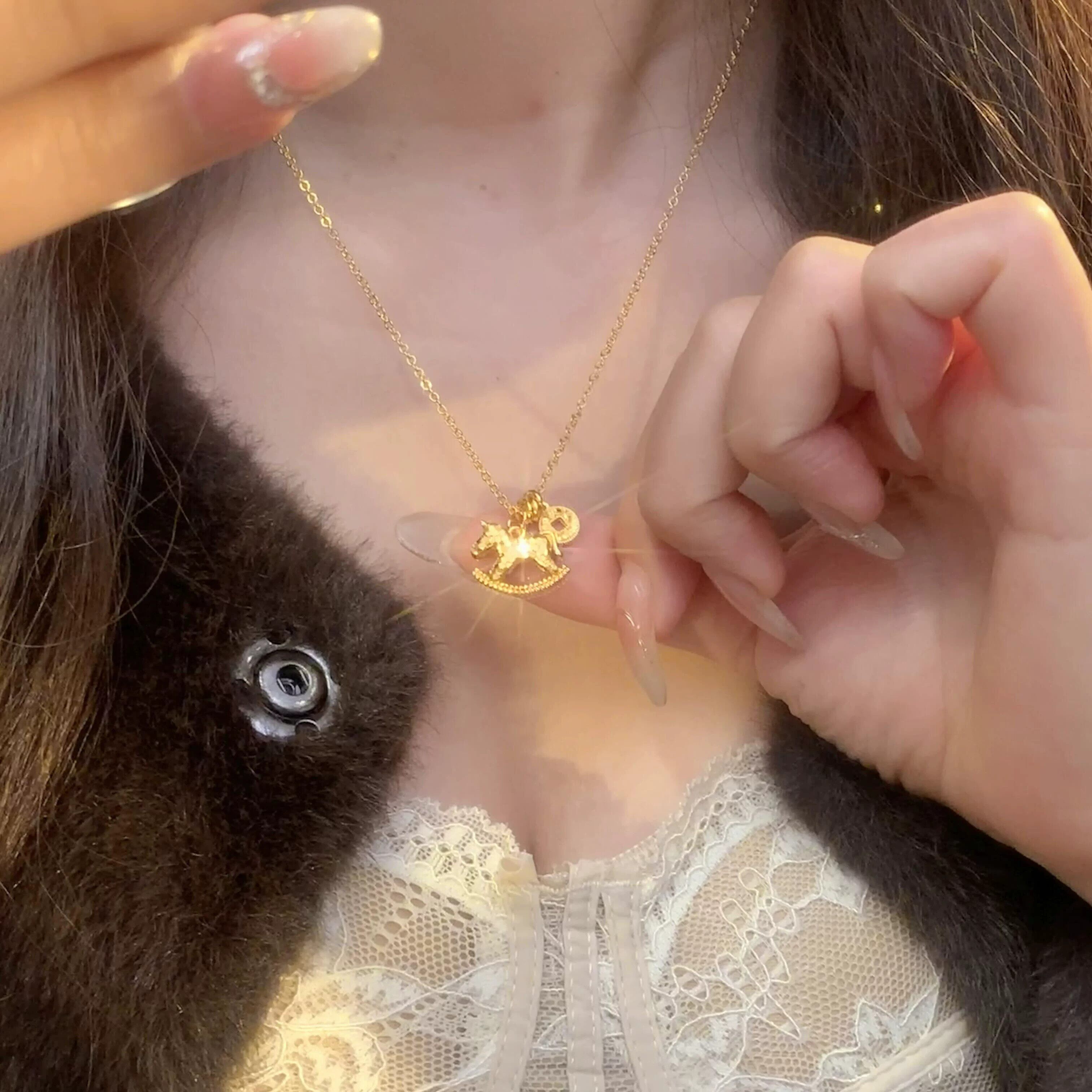 童趣复古小金马字母吊坠锁骨链