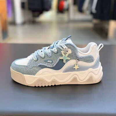 安踏小海星女板鞋2026耐磨革面