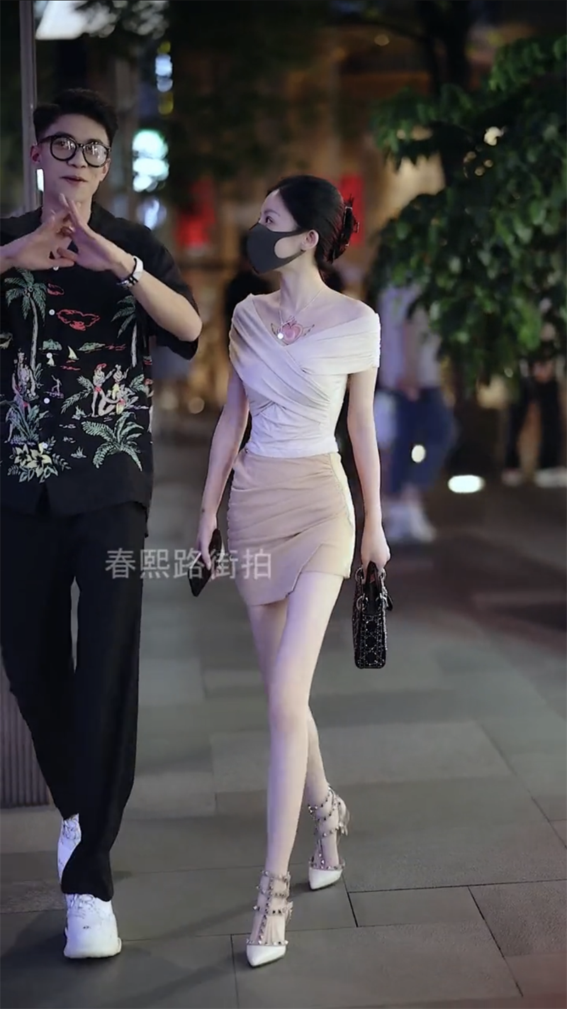 春熙路街拍抖音女神同款白色交叉领露肩衬衫卡其半裙春夏季新女潮