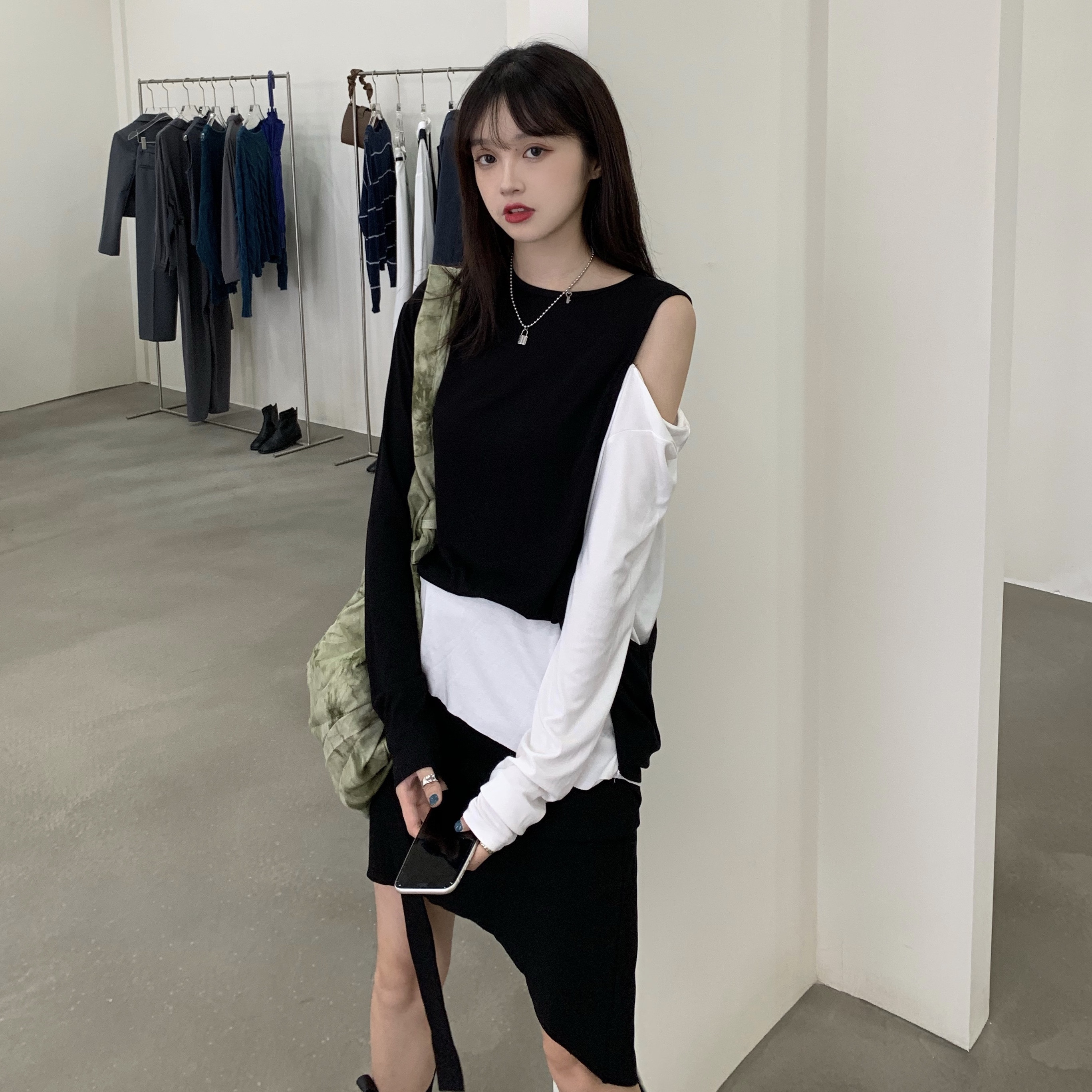 Real price off shoulder black and white contrast loose two T-shirts + irregular design black high waist skirt