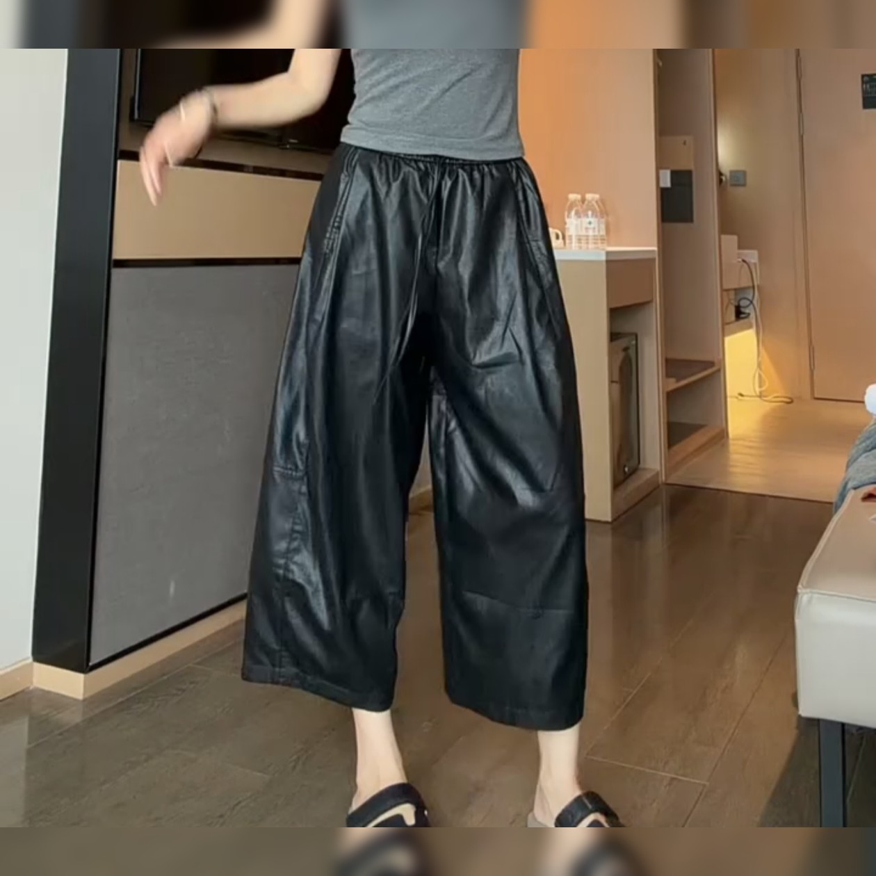 简约高腰阔腿PU皮裤女休闲显瘦宽松弯刀街头柔软皮尤灯笼裤九分裤