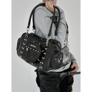 uustudio小众原创设计秋冬复古亚比哥特风辣妹铆钉爱心腋下单肩包