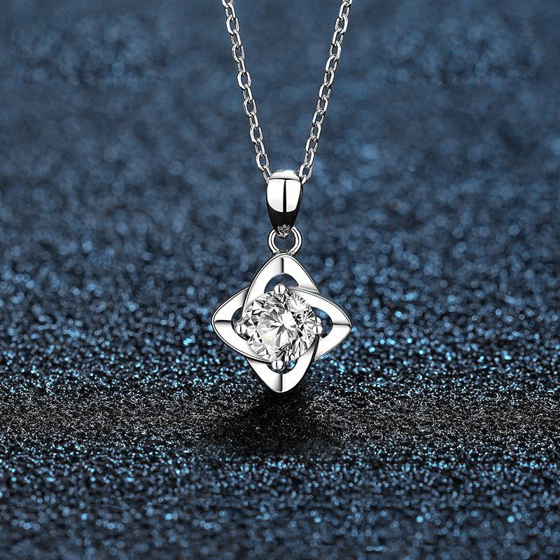 莫桑钻四叶草项链女韩版新款925纯银吊坠仿真钻锁骨链饰品送女友