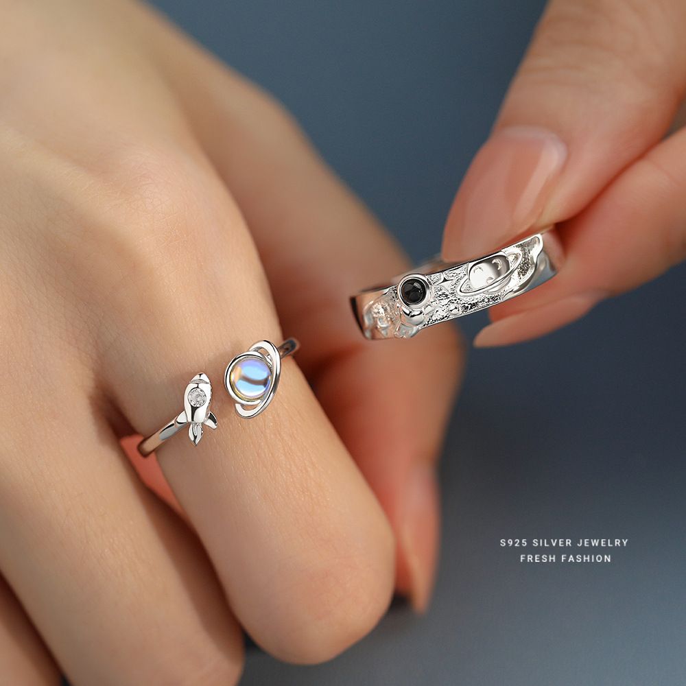 漫游星系情侣戒指s925纯银卡通百搭宇航员星球月光石指环潮流对戒