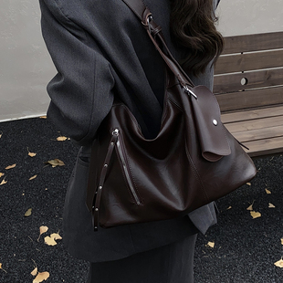 2025秋冬新款高级感慵懒风斜挎包包女大容量通勤单肩包复古托特包