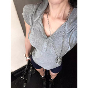 修身 T恤女夏季 弹力打底上衣 辣妹设计感连帽开领纽扣刺绣短袖 美式