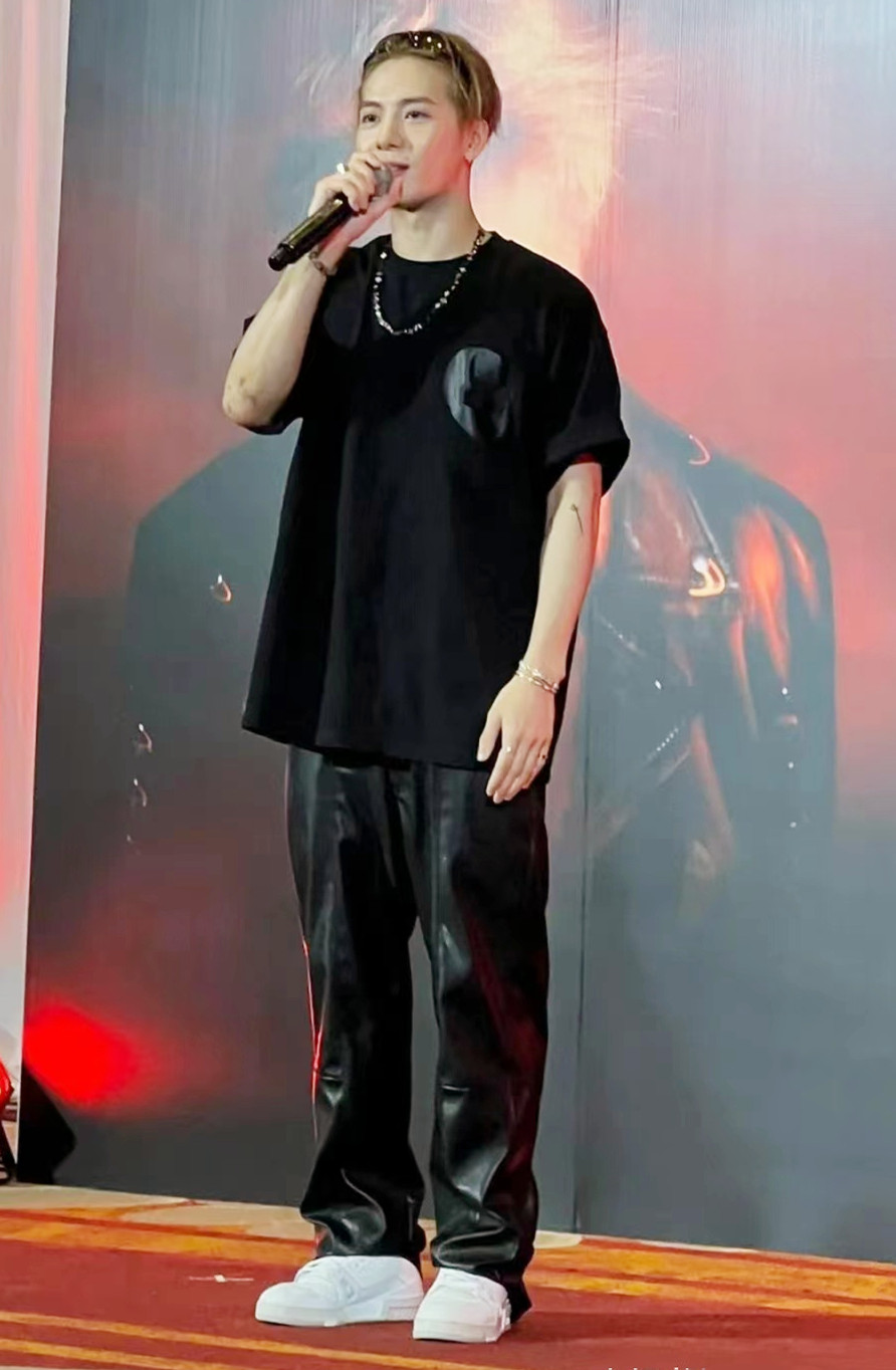 王嘉尔国潮设计感朋克街头直筒拖地长裤潮牌宽松百搭分割线长皮裤,男装,皮裤,淘宝优惠券,粉丝福利购,淘宝优惠卷