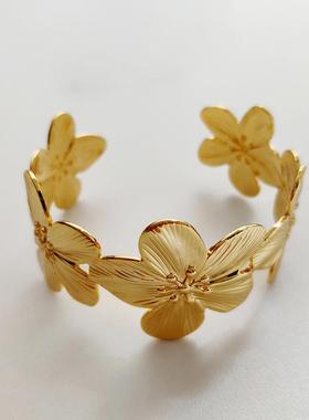 欧美时尚高保色镀金宽版花朵开口手镯轻奢小众高级感精致手环女