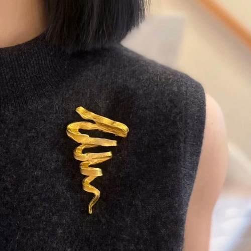 原创设计黄铜立体感龙卷风胸针