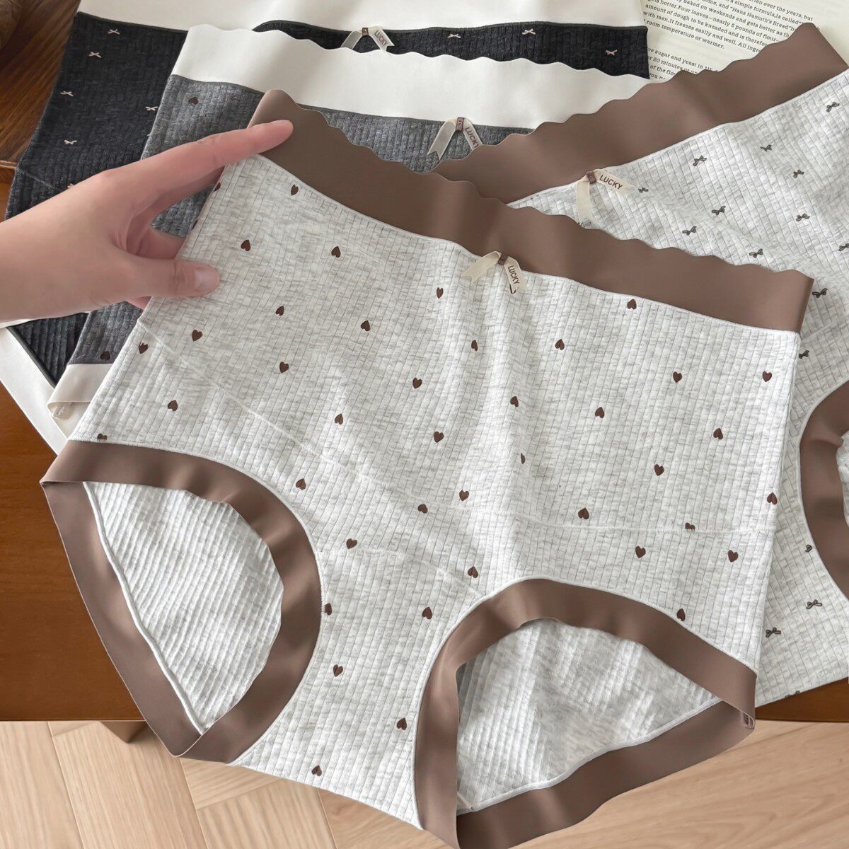 心形宽边10A加长裆胖MM印花抑菌