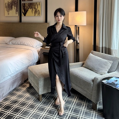 自在小个子黑色长袖缎面衬衫连衣裙女秋季修身一片式裹身裙长裙