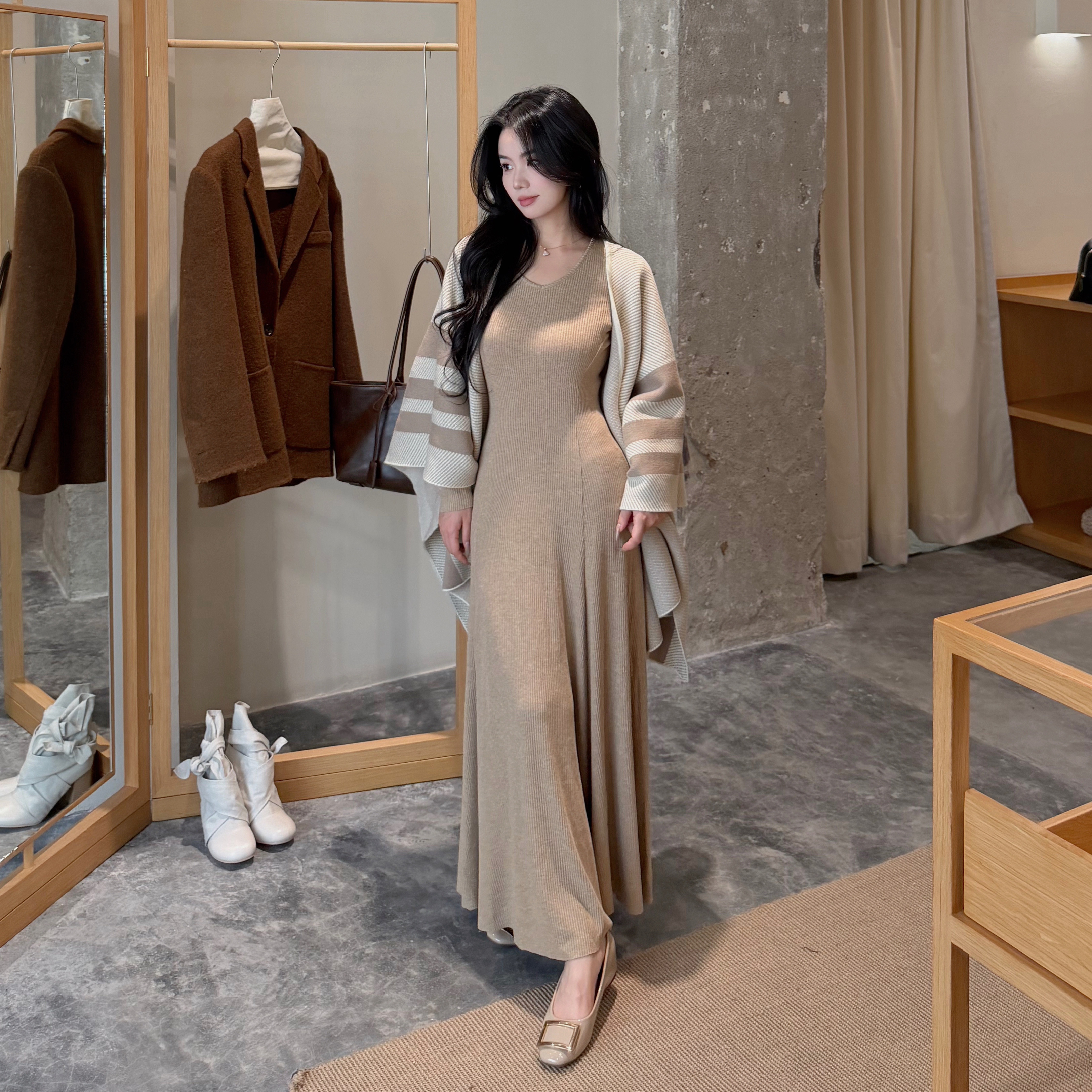 自在小个子V领长袖打底针织连衣裙女秋冬高级感内搭显瘦针织长裙