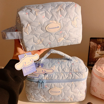 可爱玉桂狗化妆包女便携外出大容量旅行护肤品收纳洗漱包2025新款