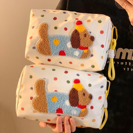 可爱波点小狗化妆包女便携大容量口红护肤品收纳包手提文具笔袋