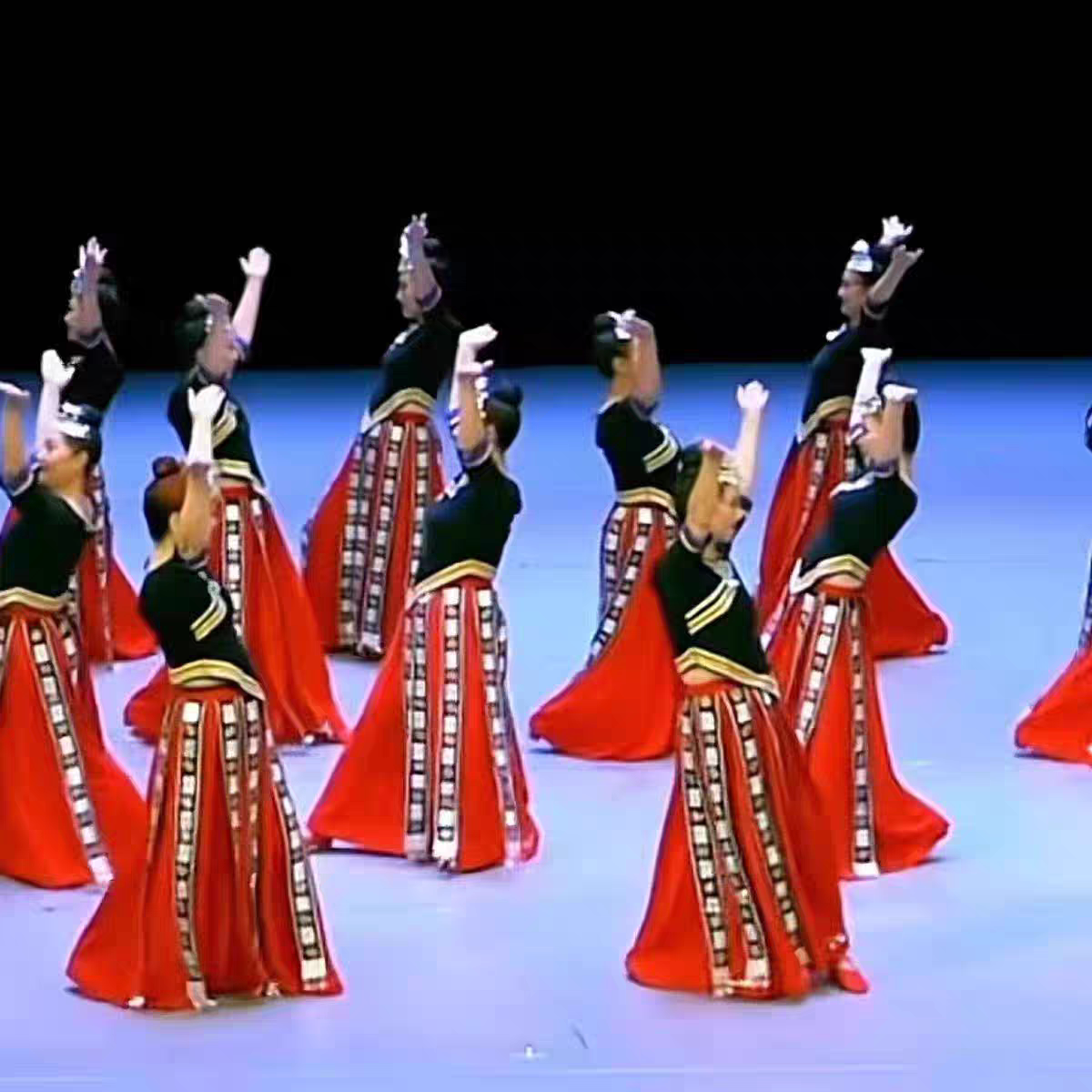 新款广场舞苗族舞蹈演出服带着幸福来见你群舞蹈服表演服成人女装