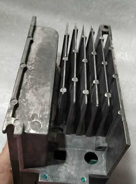 士林SE2-03-75K-D变频器采用黑色设计，配备数字.询价