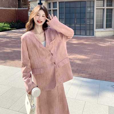 大方得体穿搭多巴胺粉色西装套装女独特超火好看高级感新中式