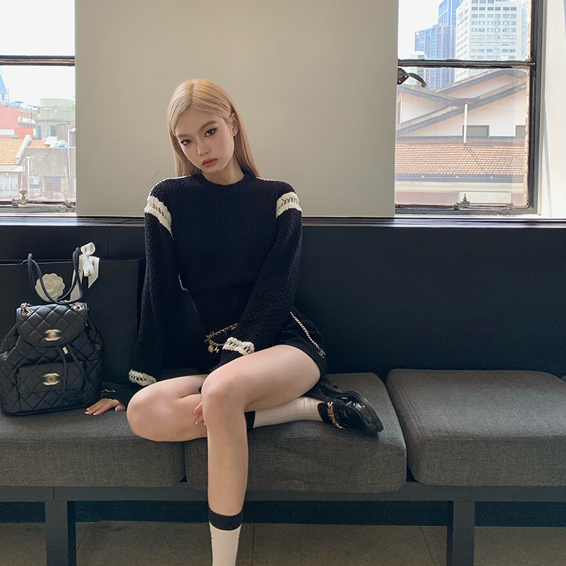 黑色镂空撞色拼接短款毛衣