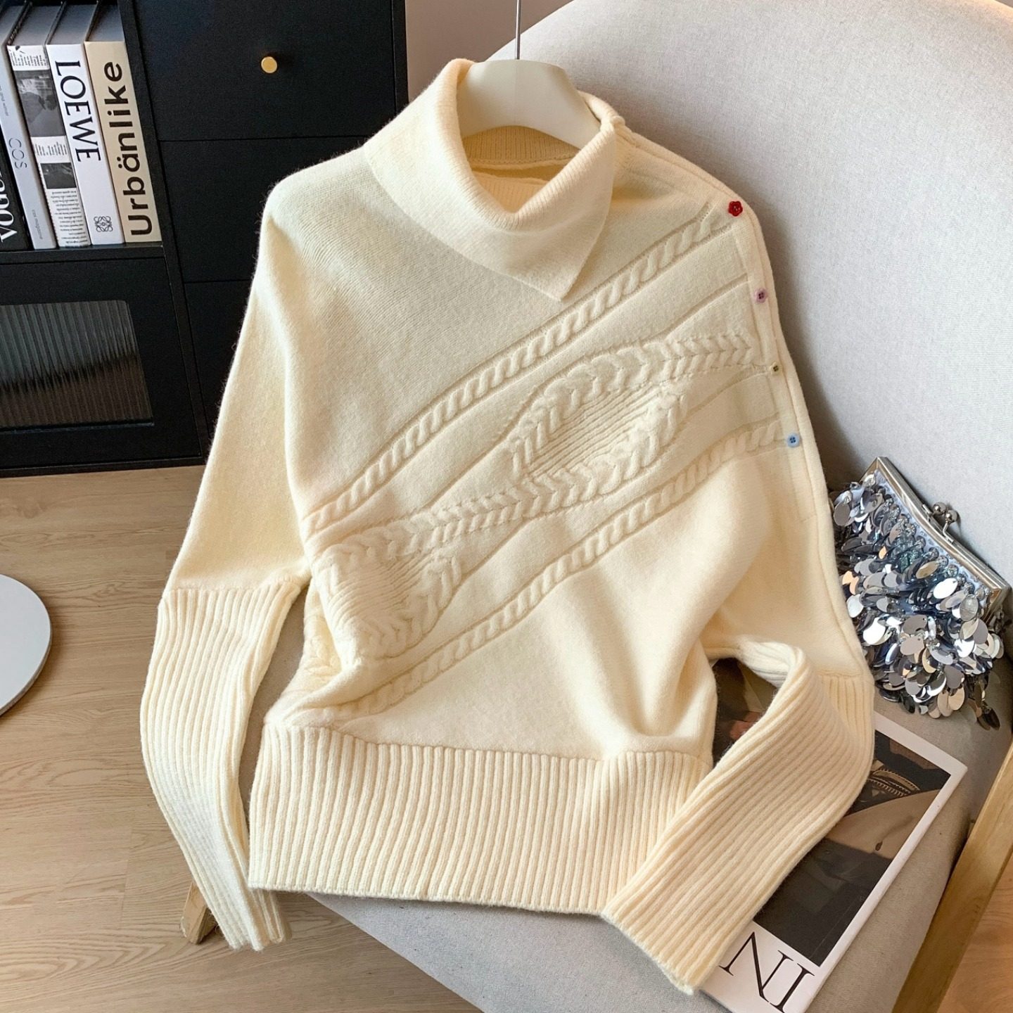 米白色绞花毛衣女长袖秋冬斜领蝙蝠袖彩扣斗篷宽松中长款针织上衣