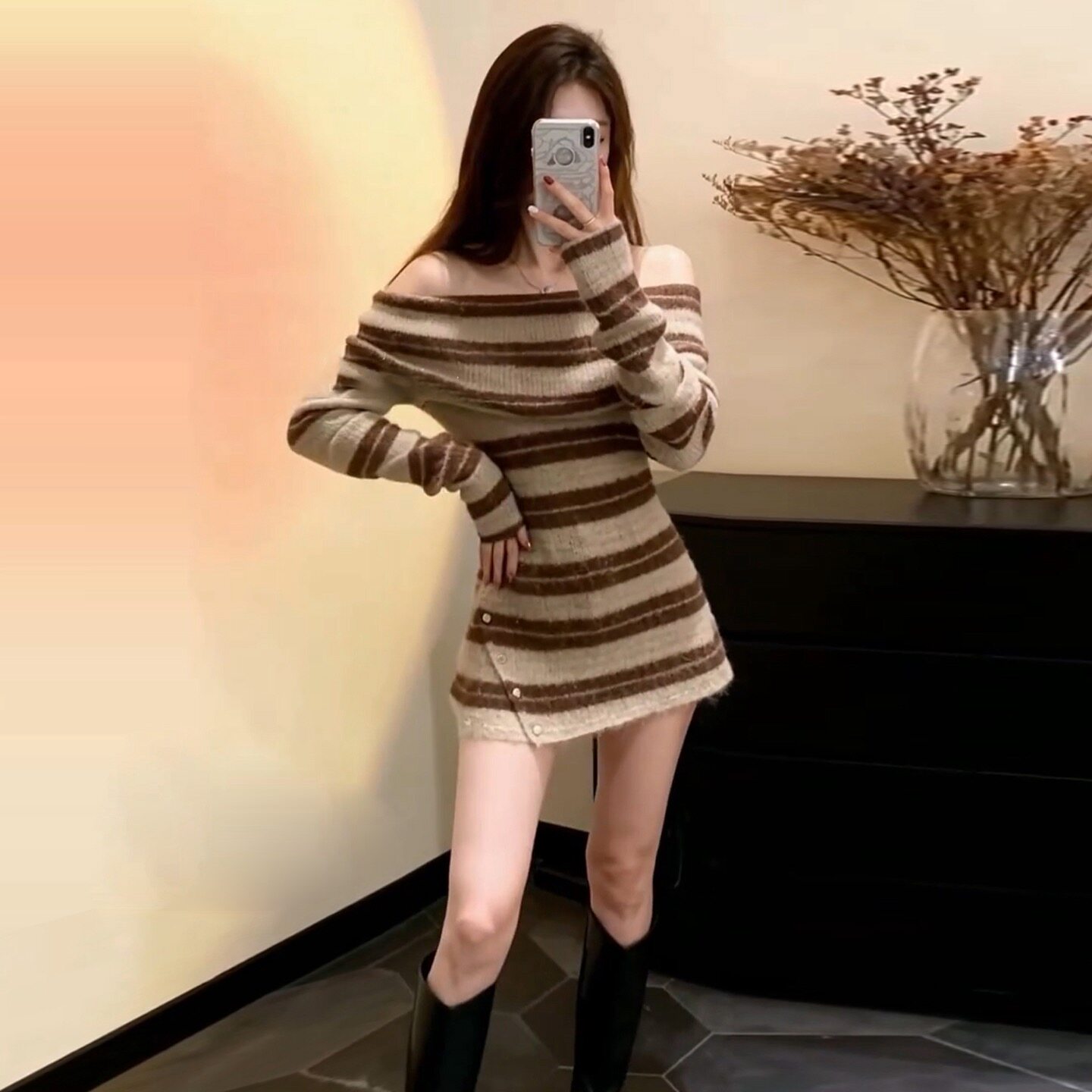 韩系气质高级感短裙2026年新款春季条纹一字肩内搭针织连衣裙子女