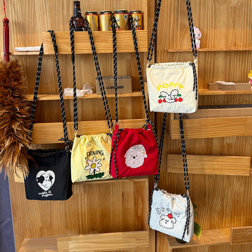 春季新款时尚刺绣便携式尼龙手机时尚百搭包抽绳束口袋斜挎包