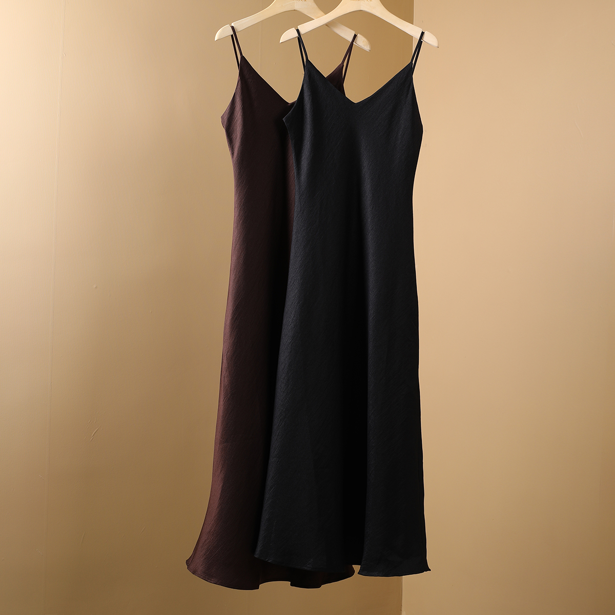 2025秋季新款高级感吊带连衣裙