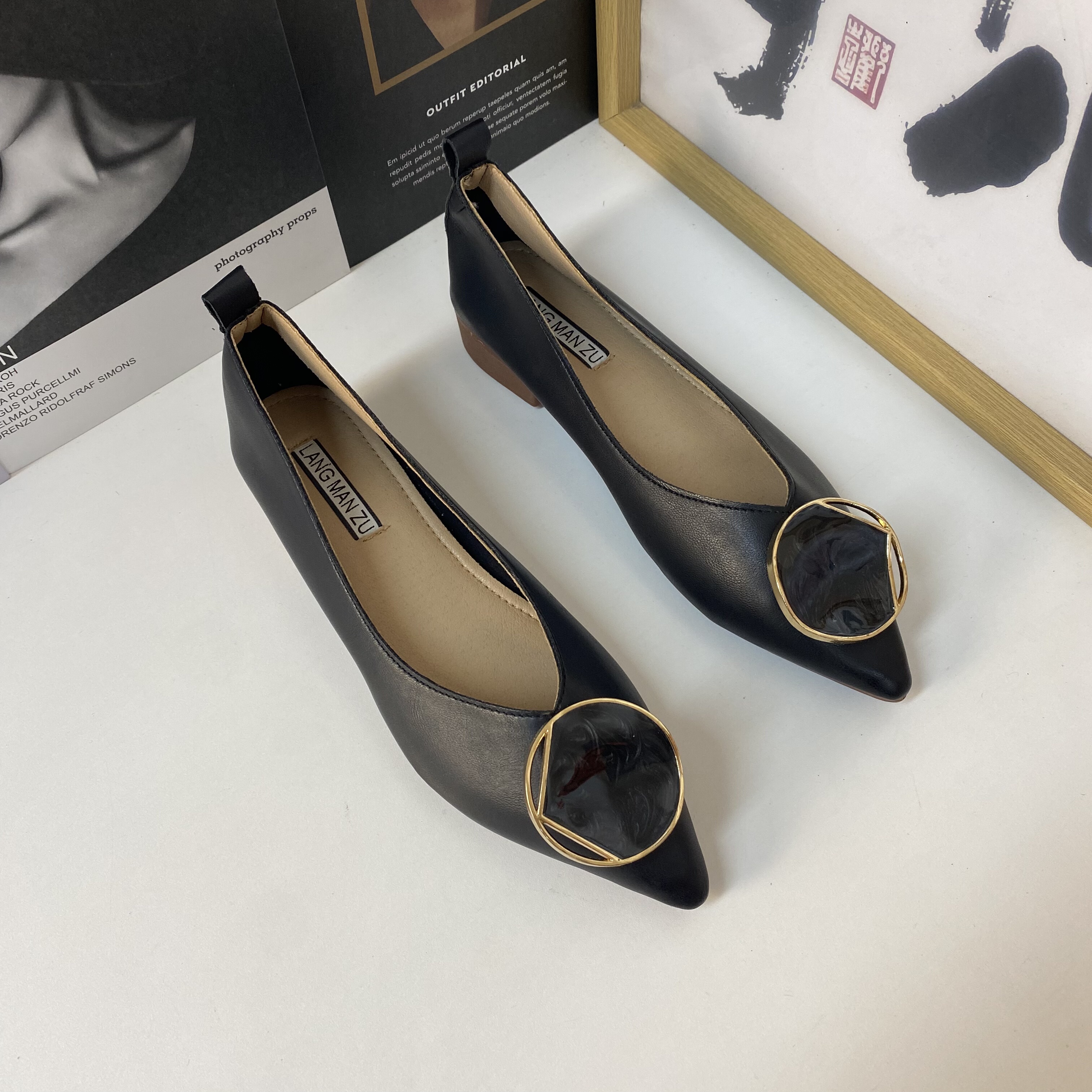 浅口单鞋女2025年春夏季新款复古搭扣低跟鞋文艺尖头软皮玛丽珍鞋