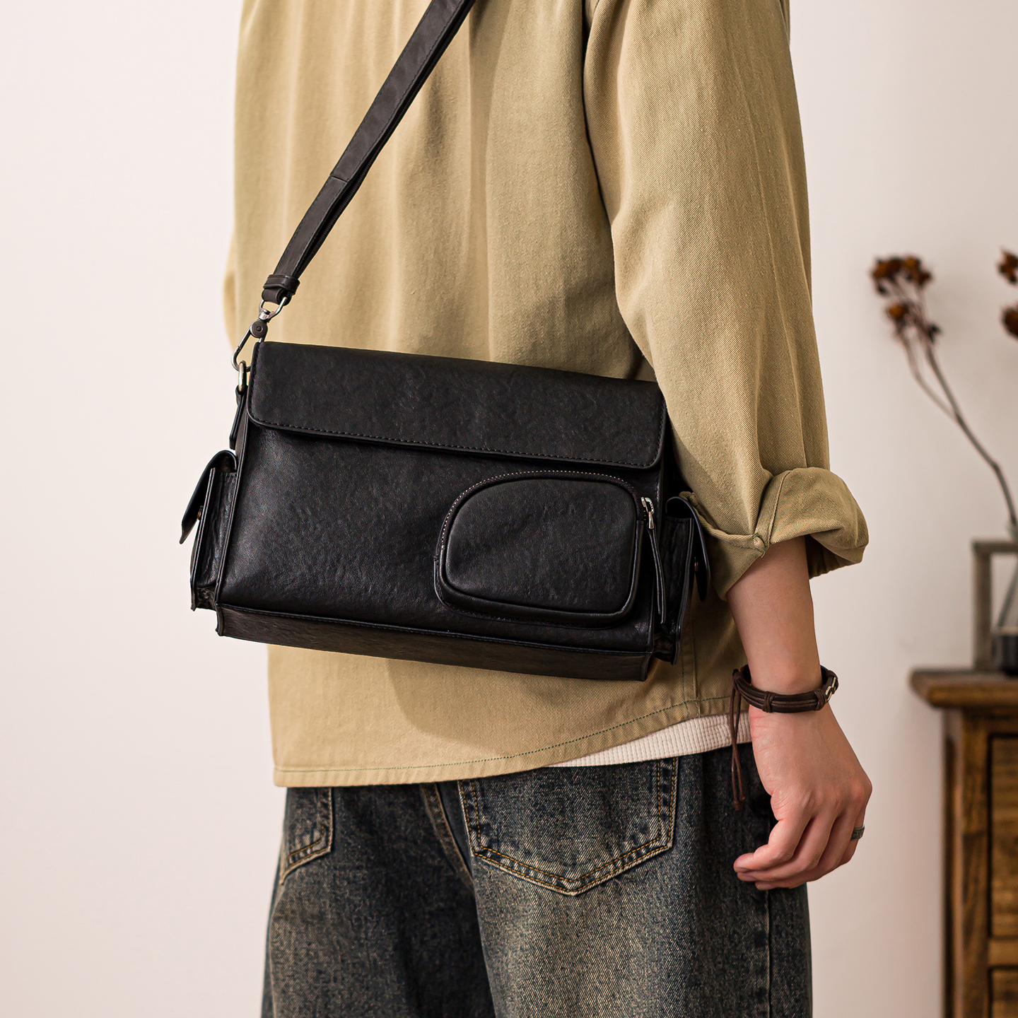 后步真皮斜挎包小众通勤单肩包男