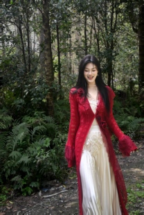 仙子3月上新设计小众气质针织长款 下摆结构立裁玫瑰钩织排扣