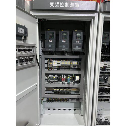 信息采集主控柜，PLC主控柜。 变频恒压控制柜。