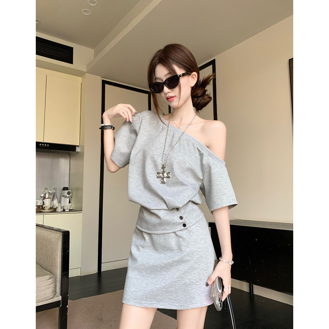 美式斜肩宽松短袖T恤女夏季新款设计感辣妹套装显瘦露肩上衣短裙