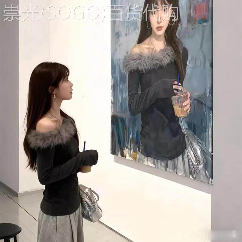 韩系氛围感毛领一字肩长袖T恤女秋冬设计感独特别致斜肩修身上衣