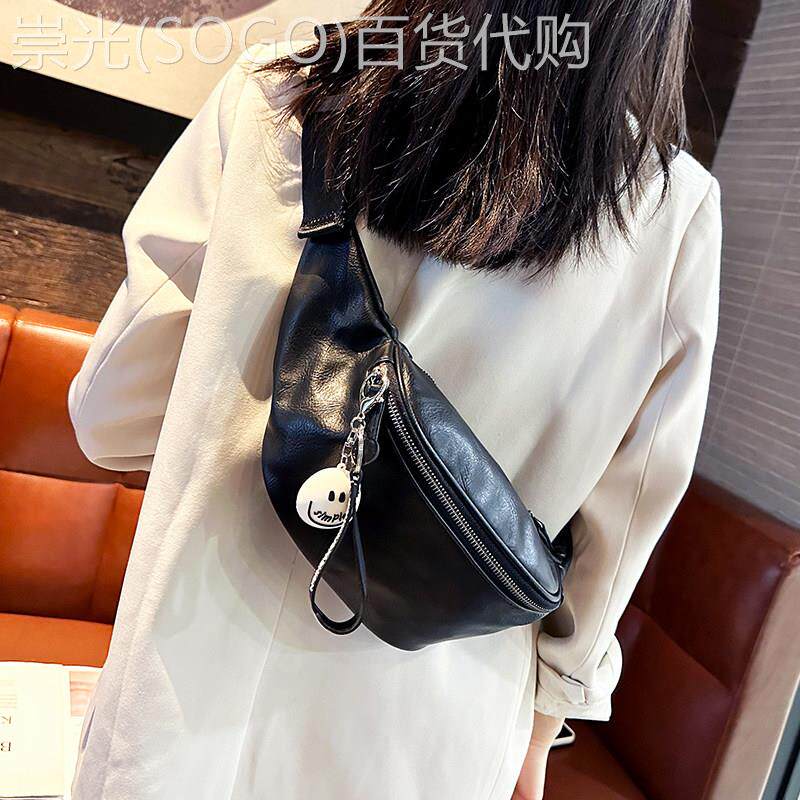 真皮胸包2025新款潮女休闲包包百搭腰包设计感小众饺子包斜挎包夏
