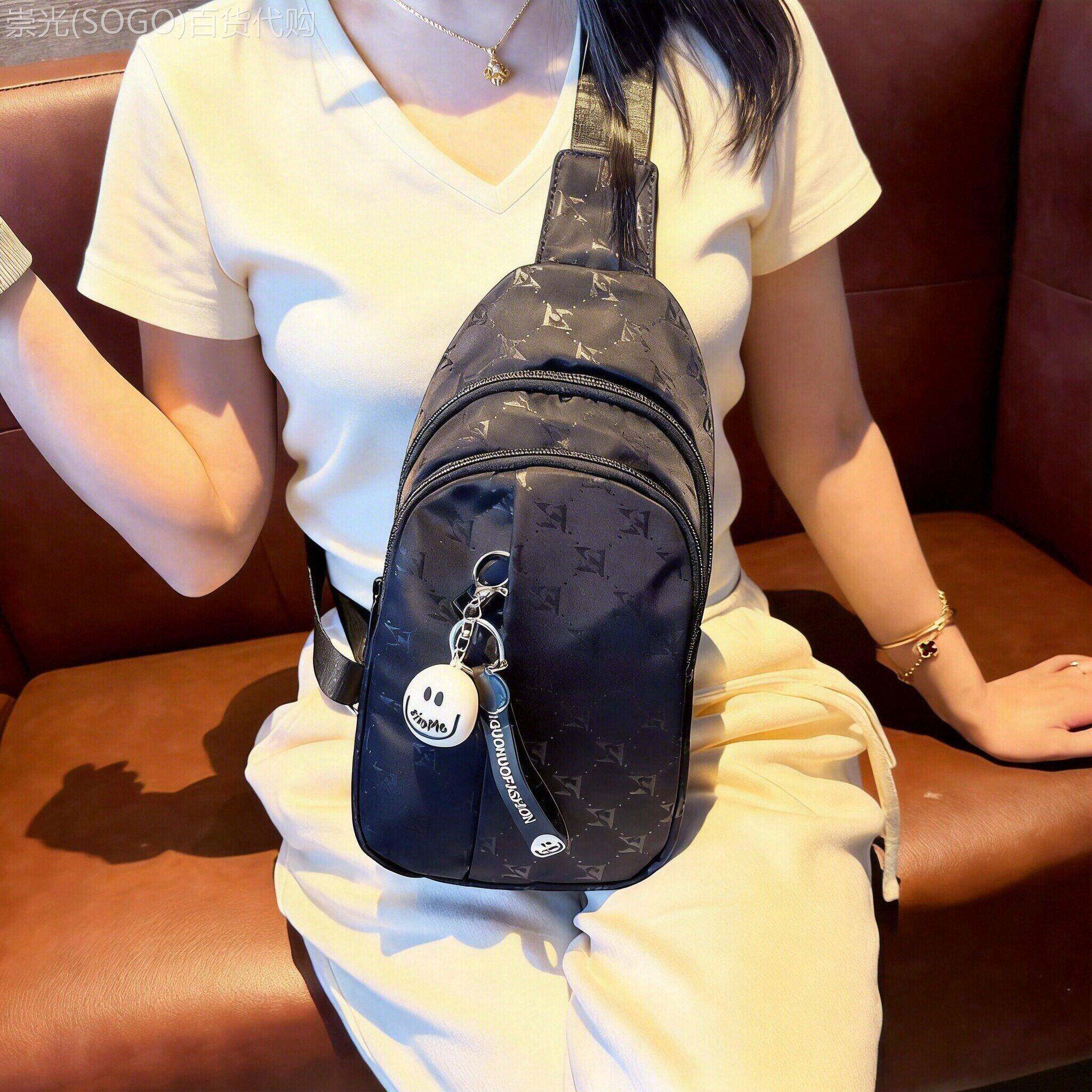 香港胸包女2026新款高级感小众设计休闲斜揹包女式轻便旅游小包