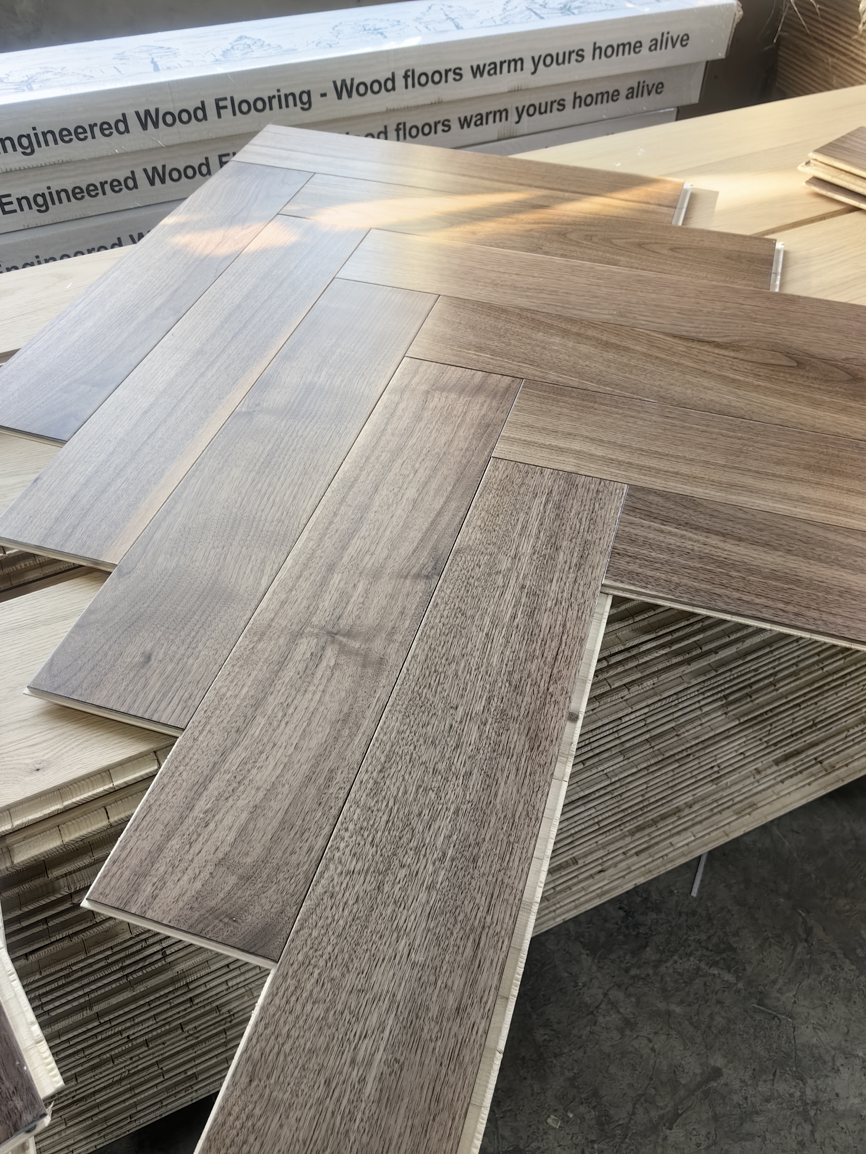 美国黑胡桃纯三层实木锁扣人字拼地板表皮四毫米美国黑胡桃