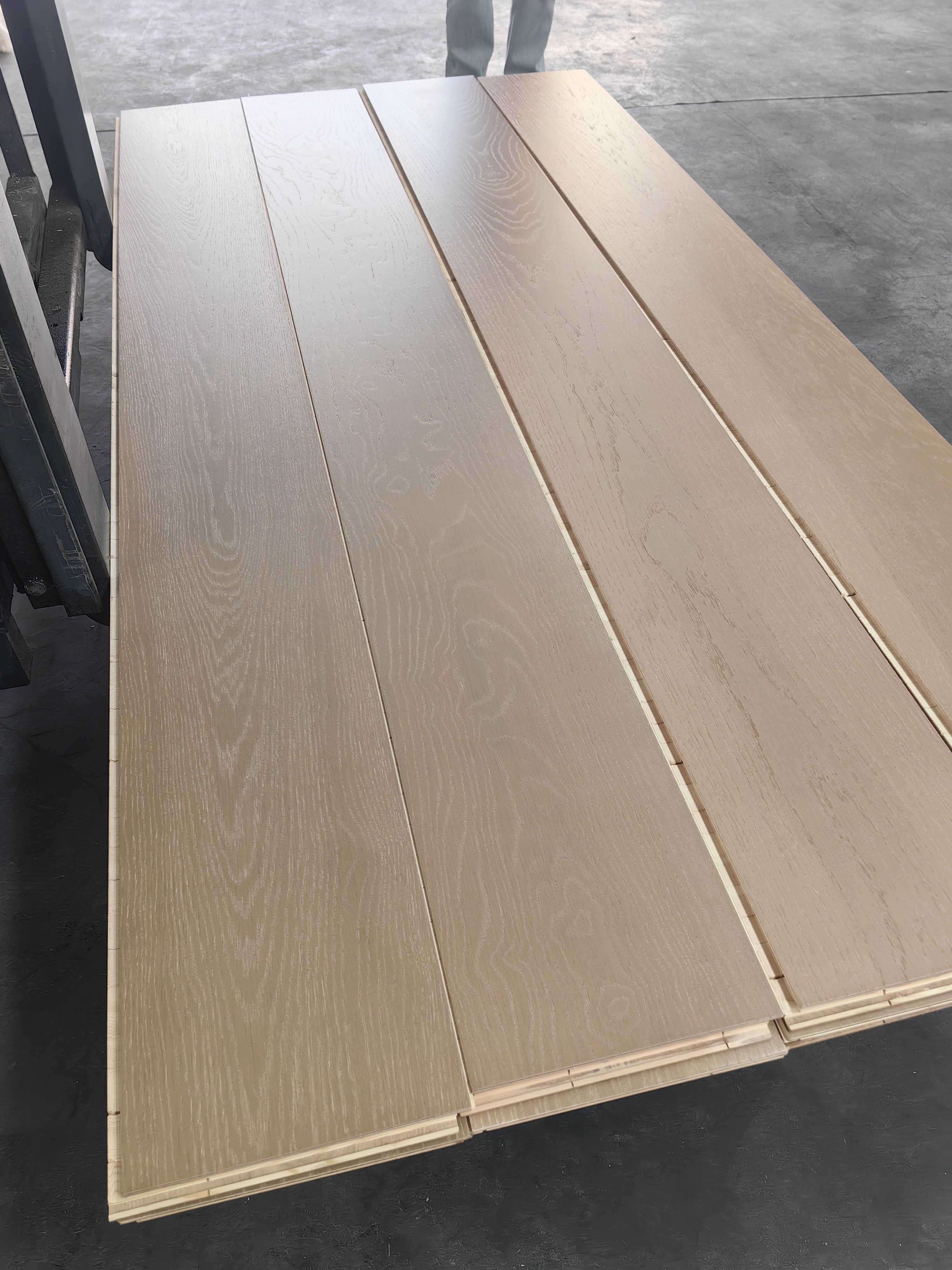 橡木纯三层实木锁扣地板表皮四毫米白橡中间云杉底部四毫米橡木