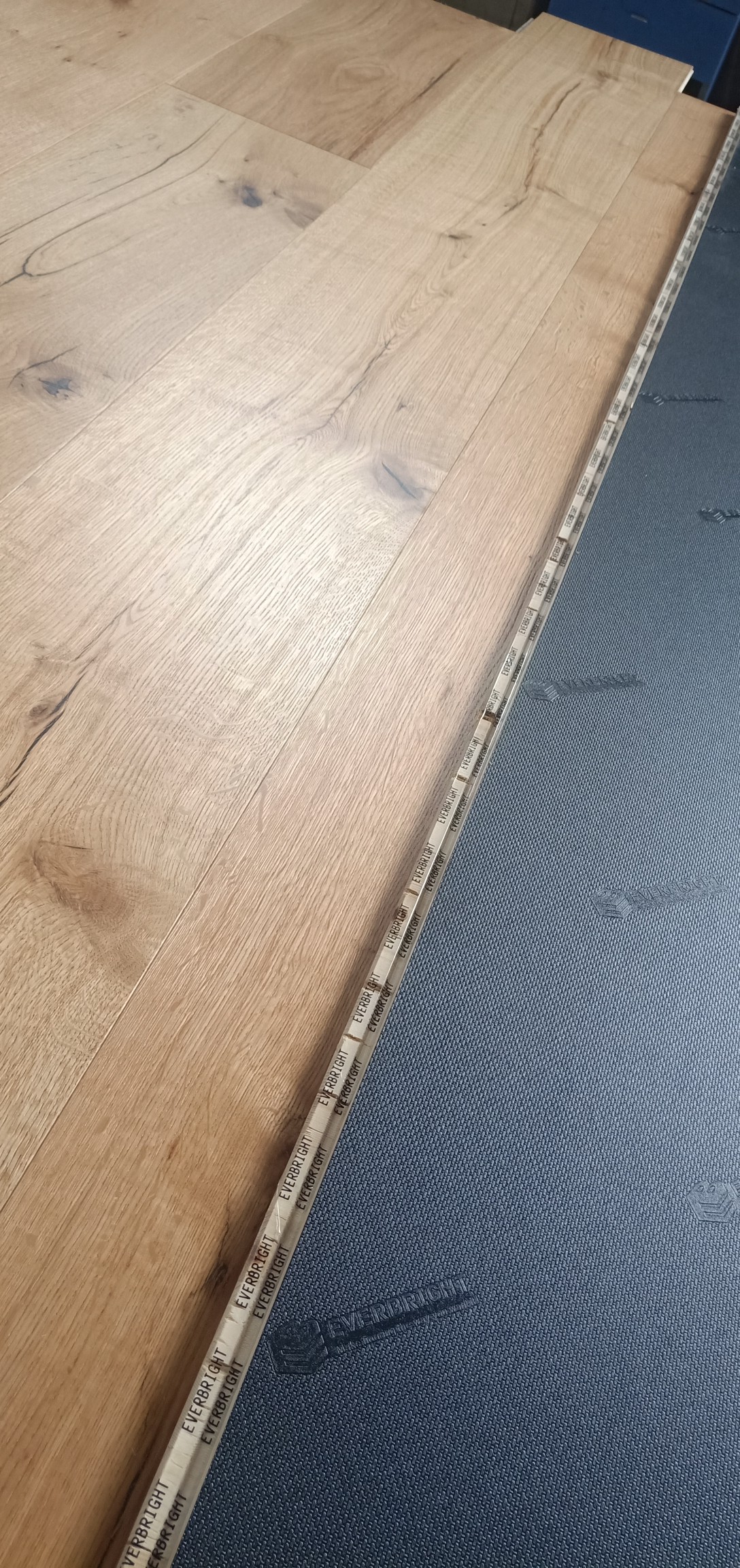 橡木纯三层锁扣实木地板 表皮四毫米橡木 表面微拉丝