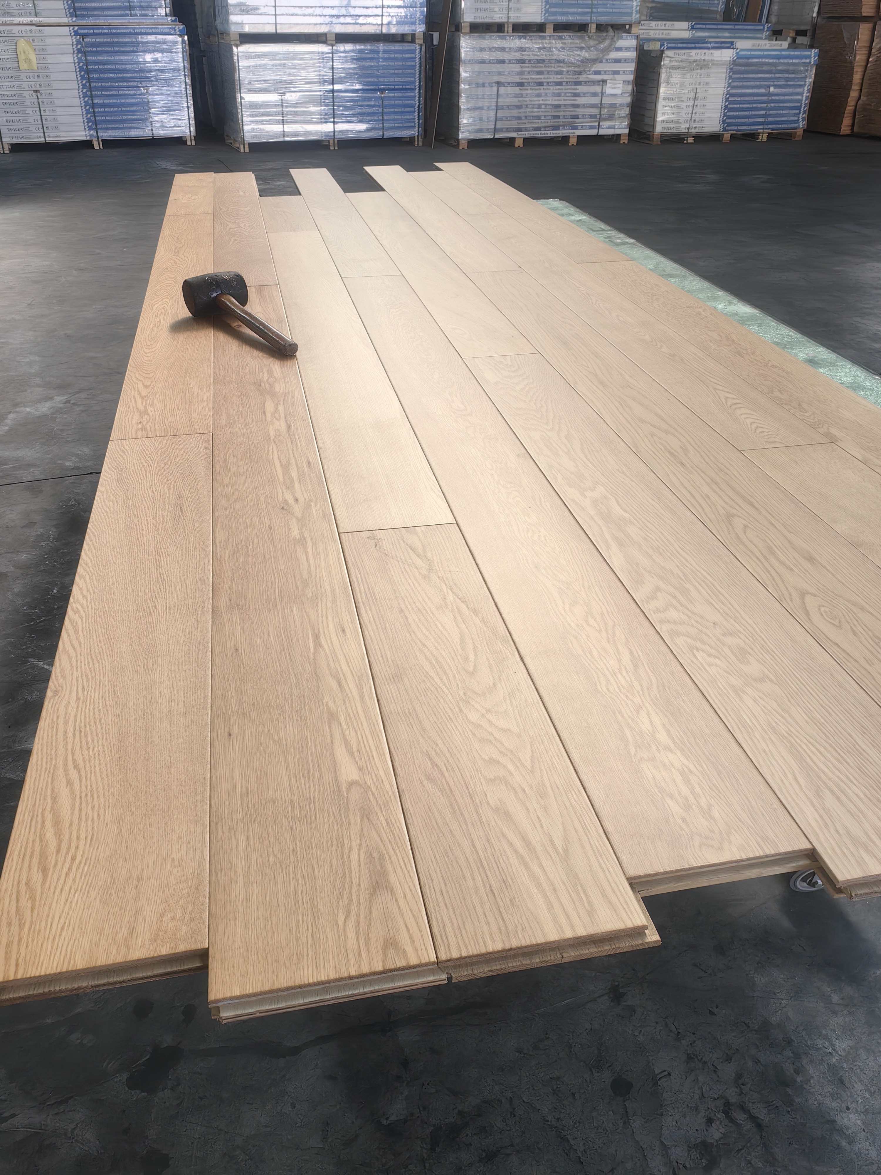 橡木实木纯三层地板表皮芯板背板全橡木等级AB本色平面uv耐磨油漆