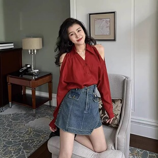 港风穿搭露肩红色衬衫春装女款2026年新款设计感法式小资别致上衣