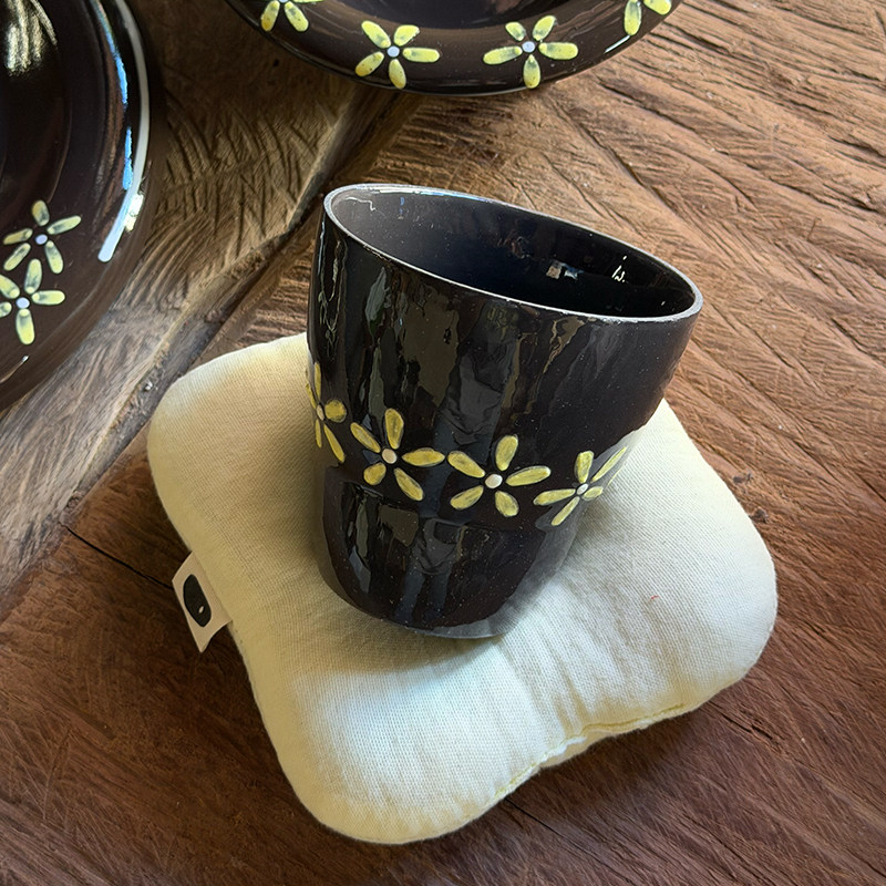 无把杯子深色拿铁拉花咖啡早餐杯