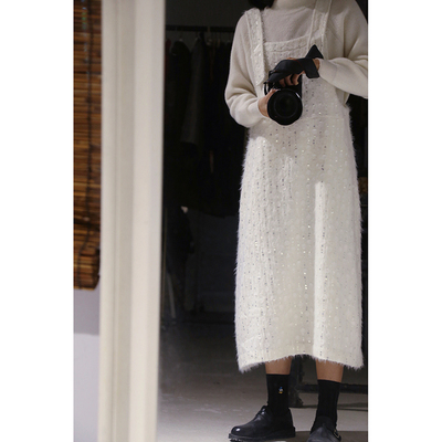 一条奶呼呼的白裙子 解锁秋冬的五颜六色 不做甲乙丙丁 背带裙