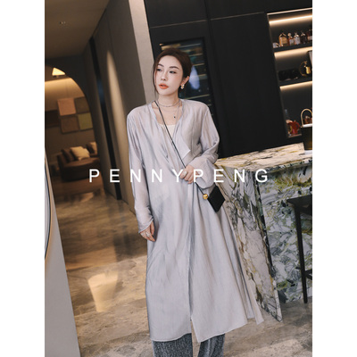 城市街头浅灰色醋酸系带长开衫