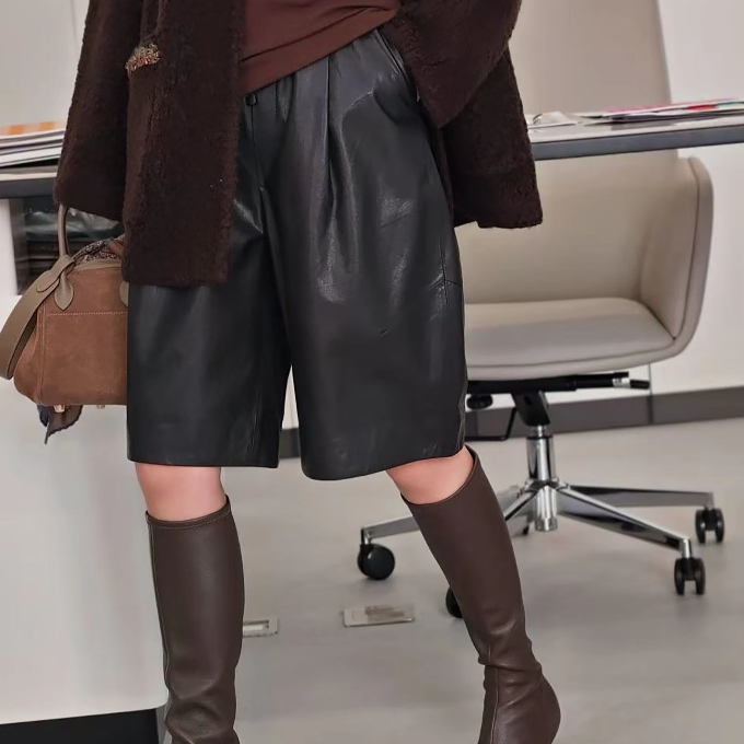 黑色高级感松紧腰抽绳羊皮中裤